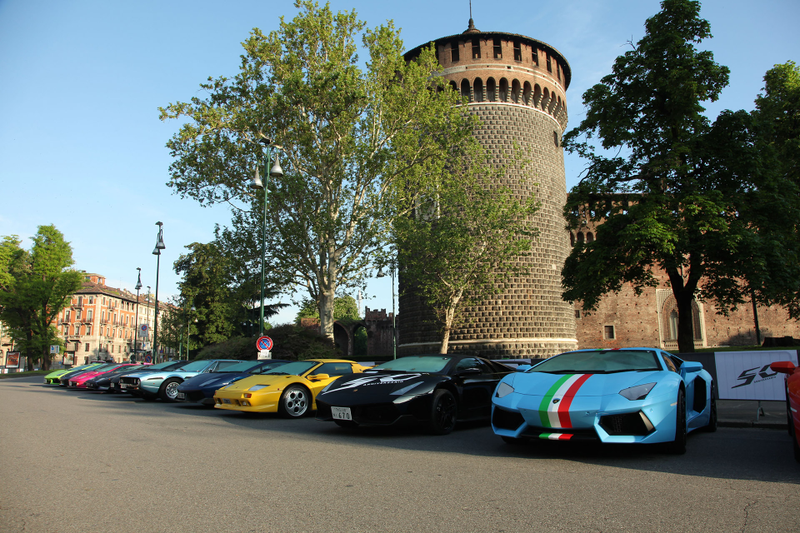 Illustration for article titled Why A Fleet Of 350 Lamborghinis Is Currently Driving Across Italy